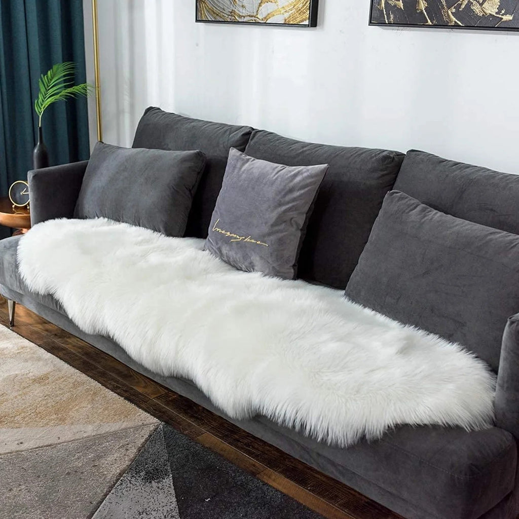 Tapis de laine de mouton imitée White Label, 60x120 cm tapis d'appoint en peluche douce, Tapis de salon à poils longs blanc avec bordure effet daim pour lit, canapé, chaise