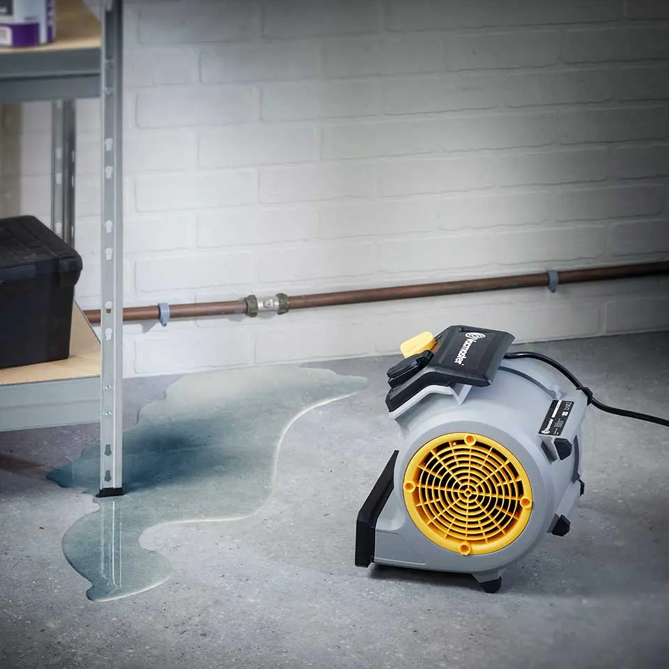 Vacmaster AM1202 Air Mover – Ventilateur de sol 124 W, 3 vitesses, débit d'air 245 L/s, inclinaison réglable, connexion en série jusqu'à 12 appareils, pour séchage, refroidissement et ventilation