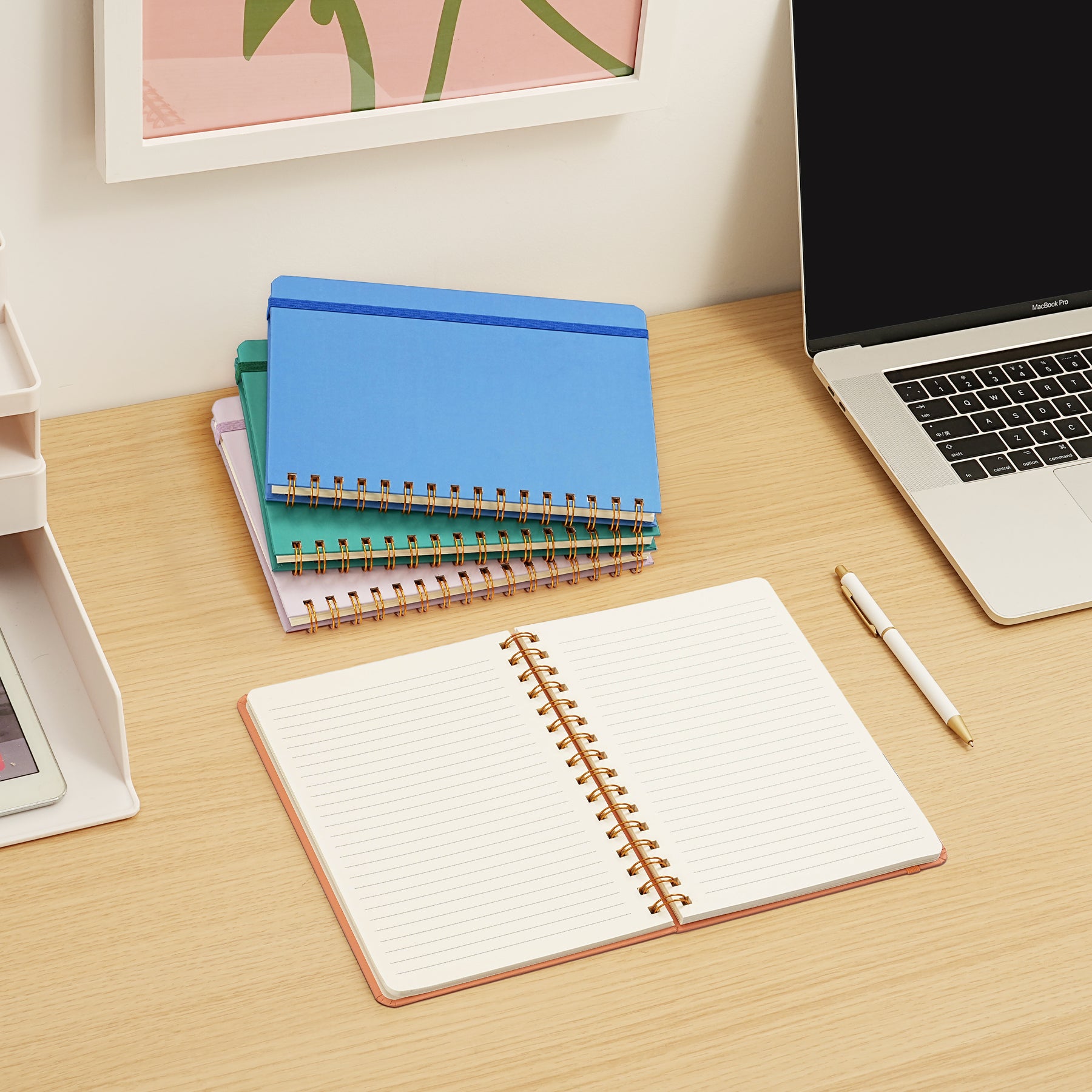 Jubiluu Carnet ligné A5 à spirales avec couverture rigide - 96 feuilles (papier offset 100 g), avec élastique - Journal ligné crème classique pour écriture, école, bureau et cadeaux - Beige sable