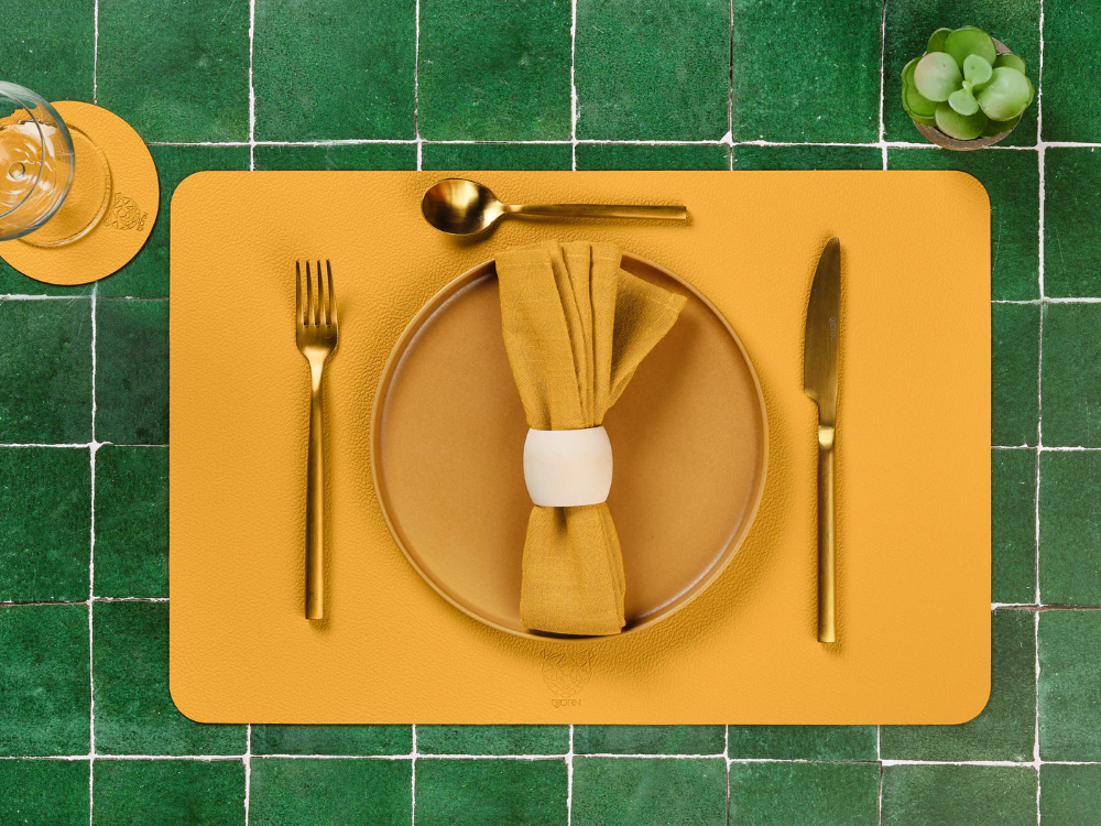 Björn Lot de 6 set de table réversibles rectangulaires en cuir recyclé - Jaune moutarde et vert sapin