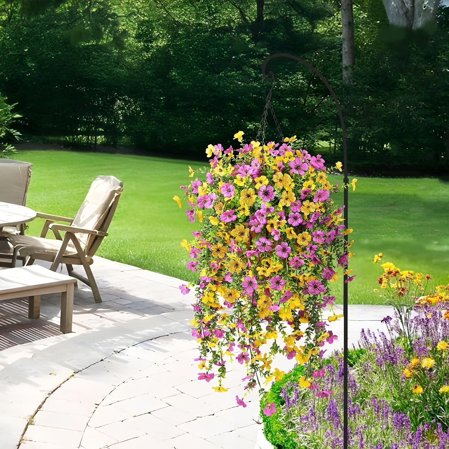 Yuejia 4 pièces 29,5 po/75 cm Fleurs et plantes artificielles suspendues pour décoration extérieure, Faux chrysanthèmes et violettes avec eucalyptus