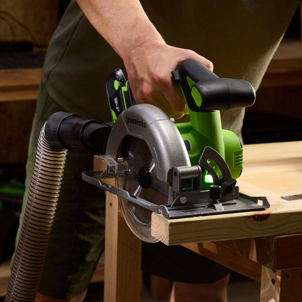 Greenworks 24 V scie circulaire sans fil sans balais, 165 mm, 5 000 tr/min, lame de 20 mm, profondeur de coupe réglable 45°/90°, éclairage LED, sans batterie et chargeur