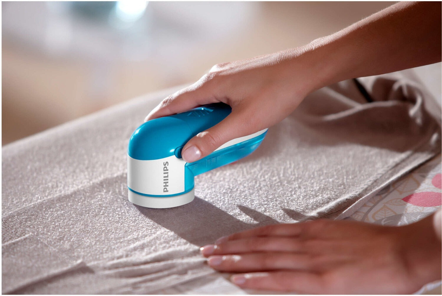 Philips GC026/00 Rasoir anti-bouloches pour vêtements - 2 vitesses élevées, Fonctionne sur piles, Bleu