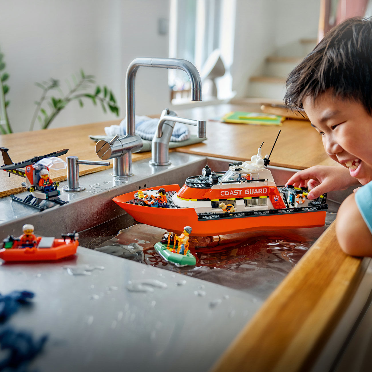 LEGO City Bateau de Sauvetage de la Garde Côtière & Hélicoptère 60504 Set de Jouets de Construction (742 Pièces)