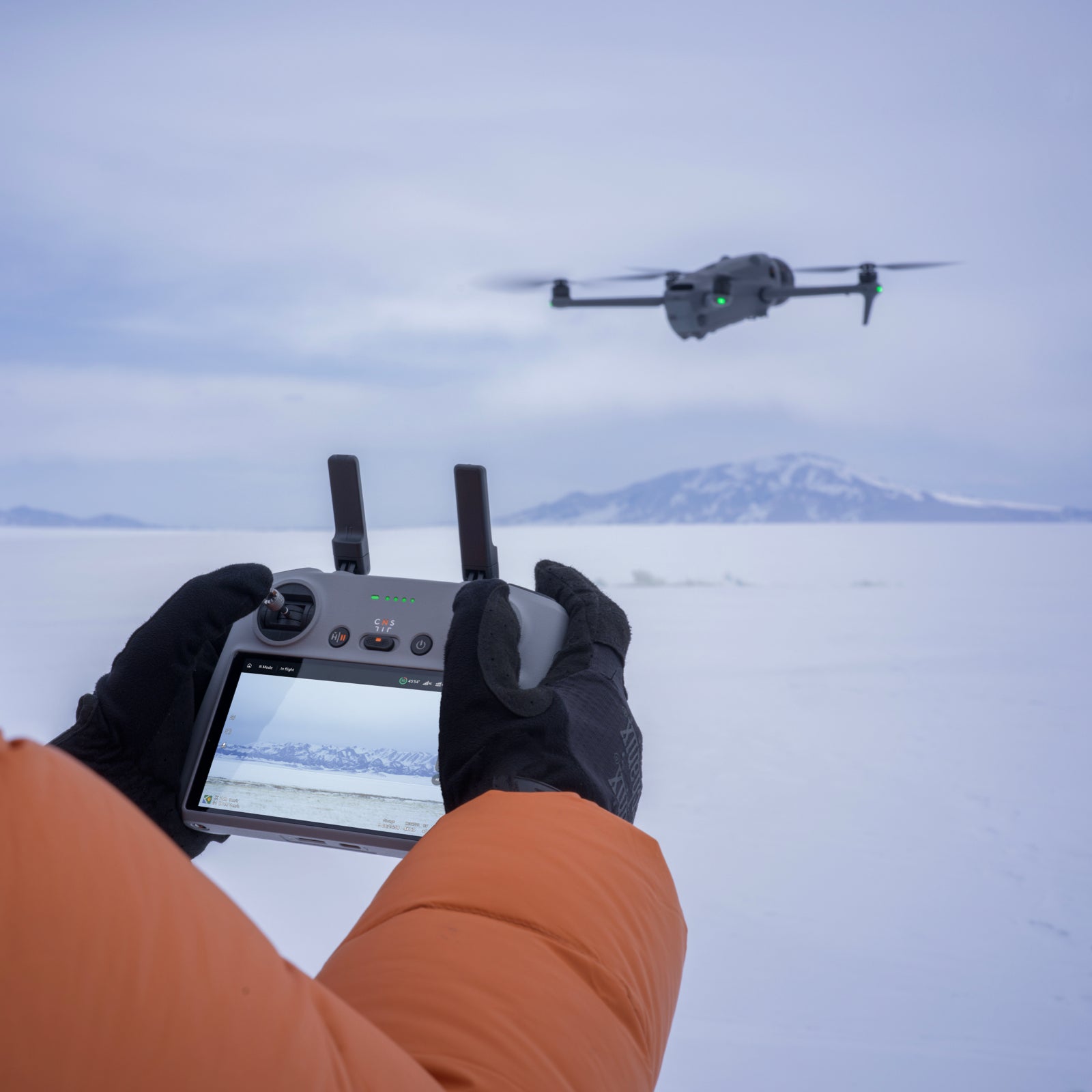 DJI Mavic 4 Pro avec DJI RC 2, Drone haut de gamme à triple caméra avec caméra Hasselblad CMOS 4/3 100 MP, Pour professionnels, Transmission vidéo 30 km, Temps de vol max. 51 min