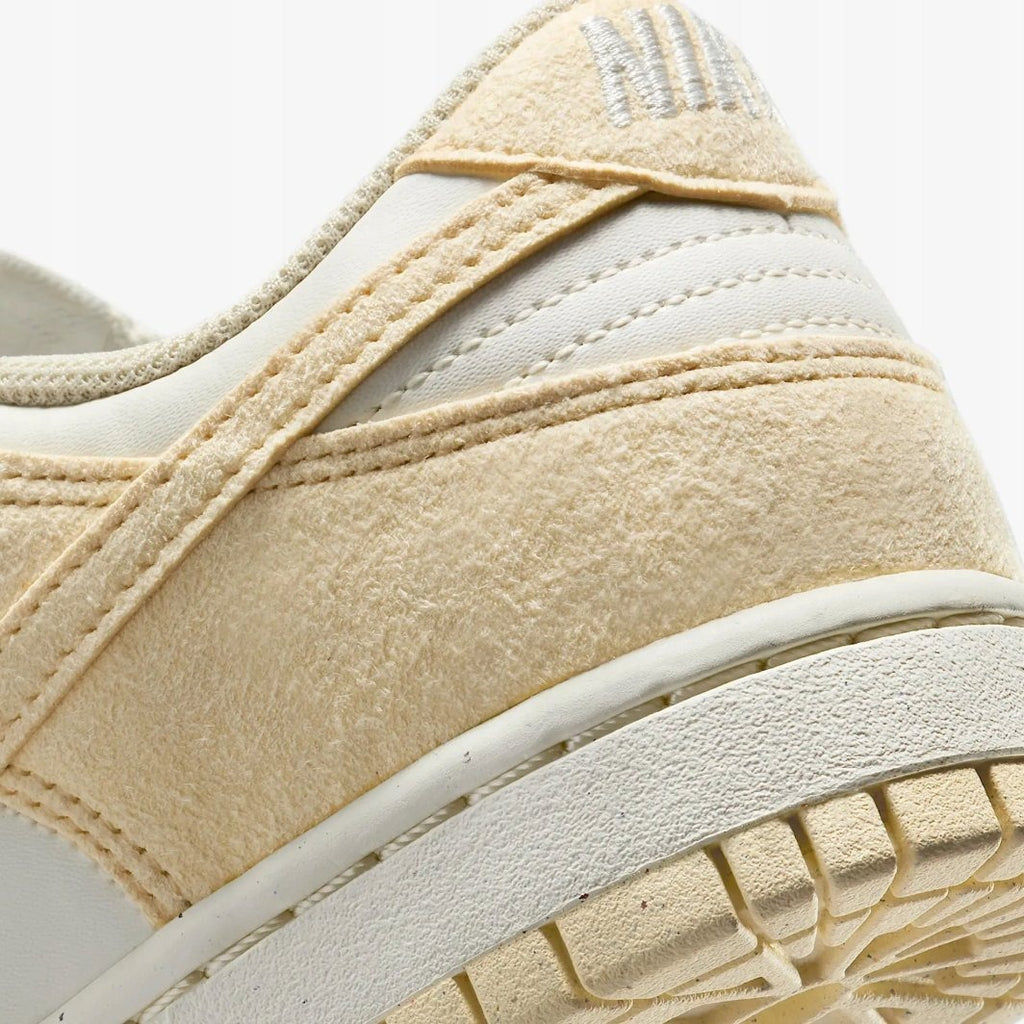Nike Baskets Dunk Low crème femme