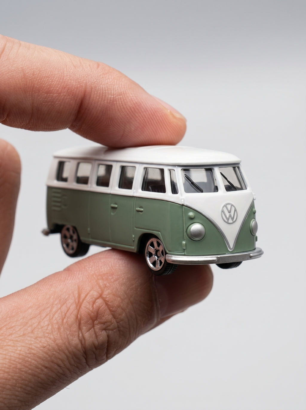 CCA Modèle réduit Volkswagen T1 Bus à l’échelle 1:56 – Voiture jouet en métal moulé sous pression, format de poche, avec suspension – Cadeau d’anniversaire pour garçons