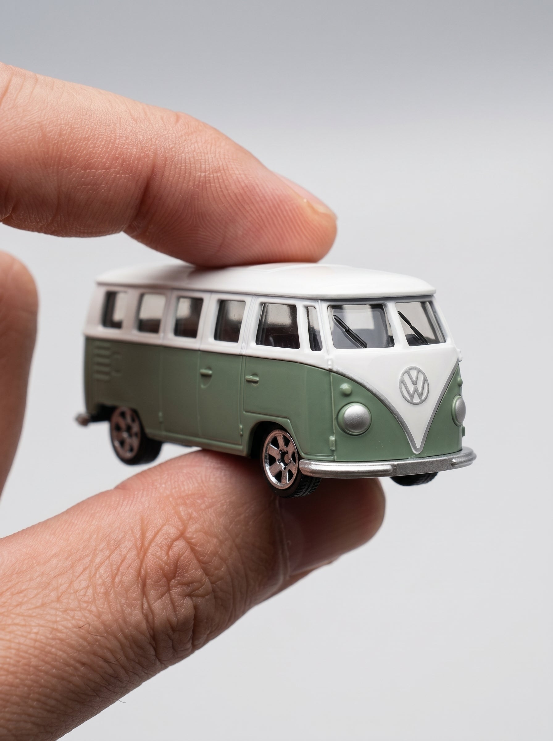 CCA Modèle réduit Volkswagen T1 Bus à l’échelle 1:56 – Voiture jouet en métal moulé sous pression, format de poche, avec suspension – Cadeau d’anniversaire pour garçons