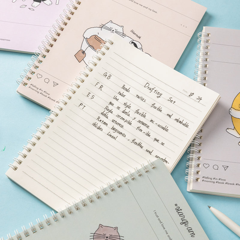 Deli Carnet à spirale, A5 (148 x 210 mm), 60 feuilles/120 pages, 70 g/m² - Parfait pour les étudiants, le bureau et le journaling, Série Meow Time, Lot de 4