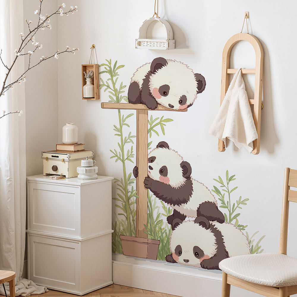 Stickers Muraux Adhésifs Animaux Mignons sur Arbre – Panda, Koala, Loutre, Cerf, Ours, Singe (Trois Pandas)