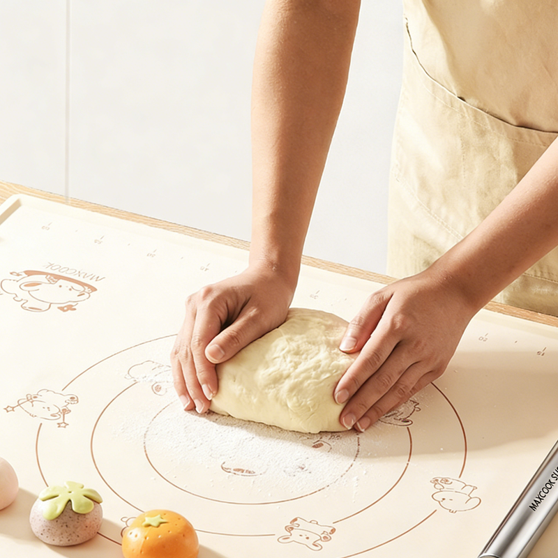 Maxcook Tapis de cuisson en silicone (Couleur crème), 50 x 70 cm - Tapis de pâtisserie antidérapant pour étaler la pâte, pâte à tarte et pâte à sucre, Revêtement de four avec graduations MCPJ2607
