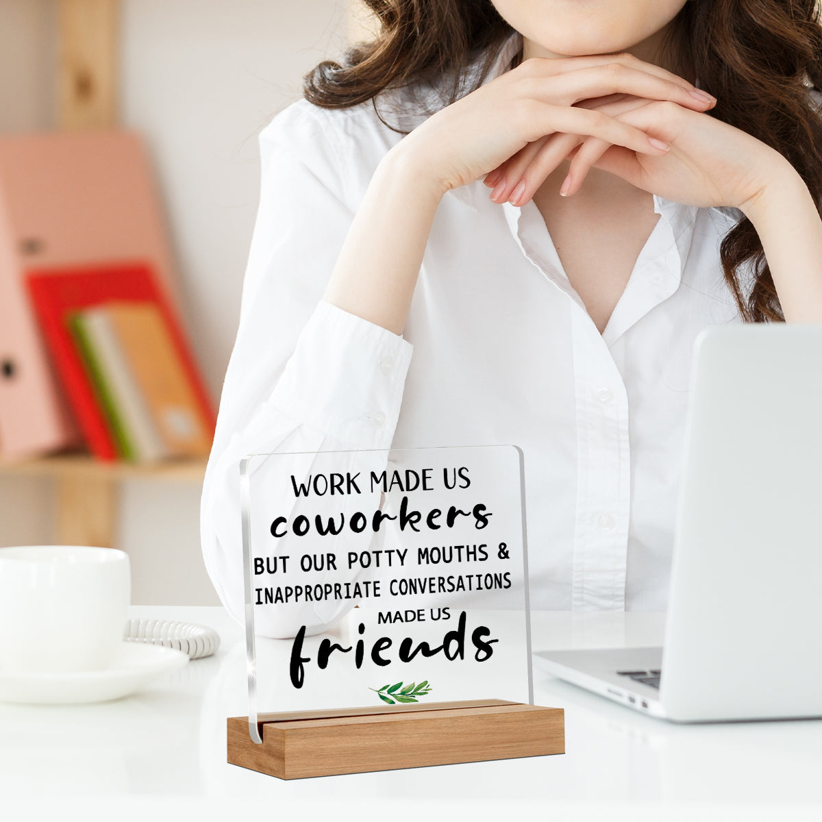 Alphynix 1 pc plaque d'humour de bureau, "Le travail nous a fait devenir collègues, mais nos bouches sales et nos conversations inappropriées nous ont fait devenir amis" Cadeau en