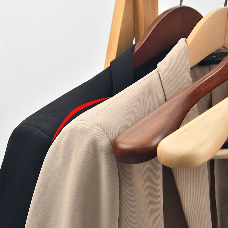 "6 Cintres en Bois Massif de Haute Qualité, Finition Grenat, Épaules Contournées pour l'Organisation des Vêtements de Forme"