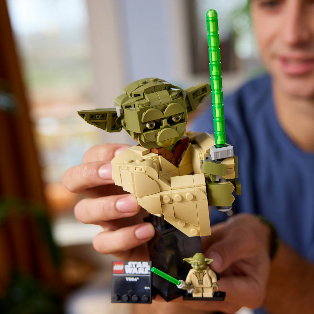 LEGO Star Wars Buste de Yoda 75438 Set de Construction pour Adultes avec Accessoire de Présentation de Sabre Laser (399 Pièces)