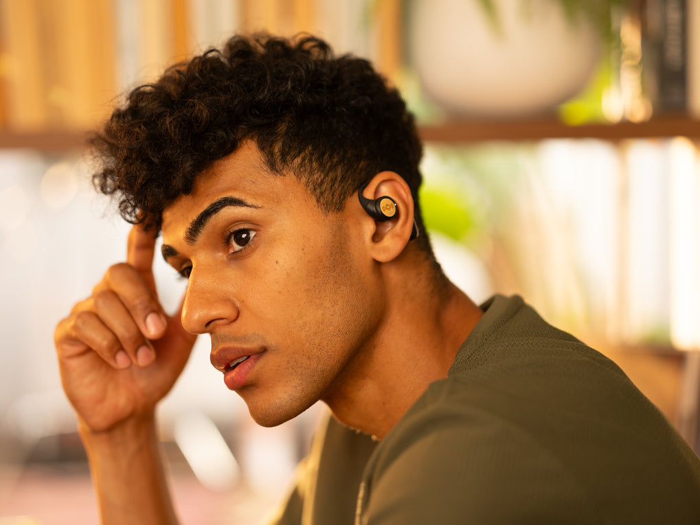 House of Marley Écouteurs open ear Liberate Bluetooth avec microphone intégré, 20 h d'autonomie, boîtier de charge USB-C, matériaux durables - Noir