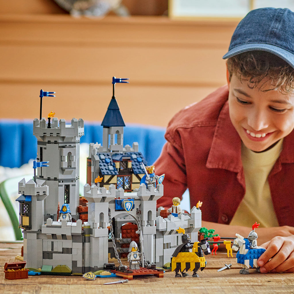 LEGO Creator 3 en 1 Château Médiéval 31168 Ensemble de Construction Jouet (Reconstruit en Tour ou Place du Marché, 1 371 Pièces)