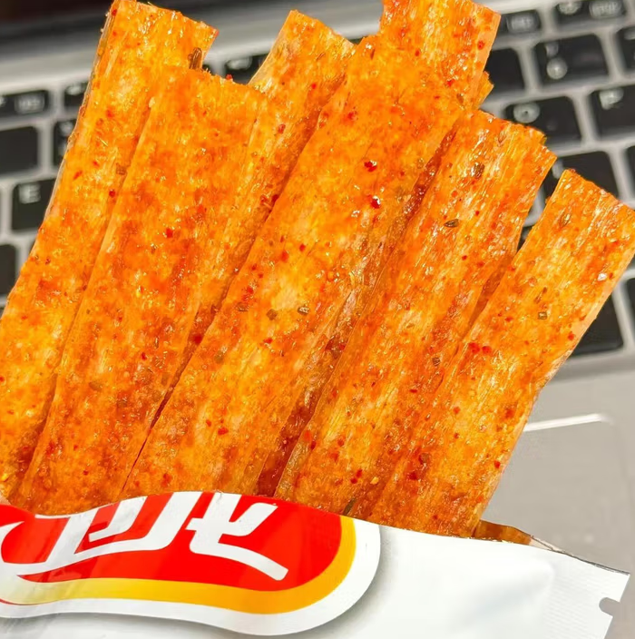 Wei Long Snack au gluten épicé – Grandes lanières, saveur épicée, 400 g (contient 6 paquets)