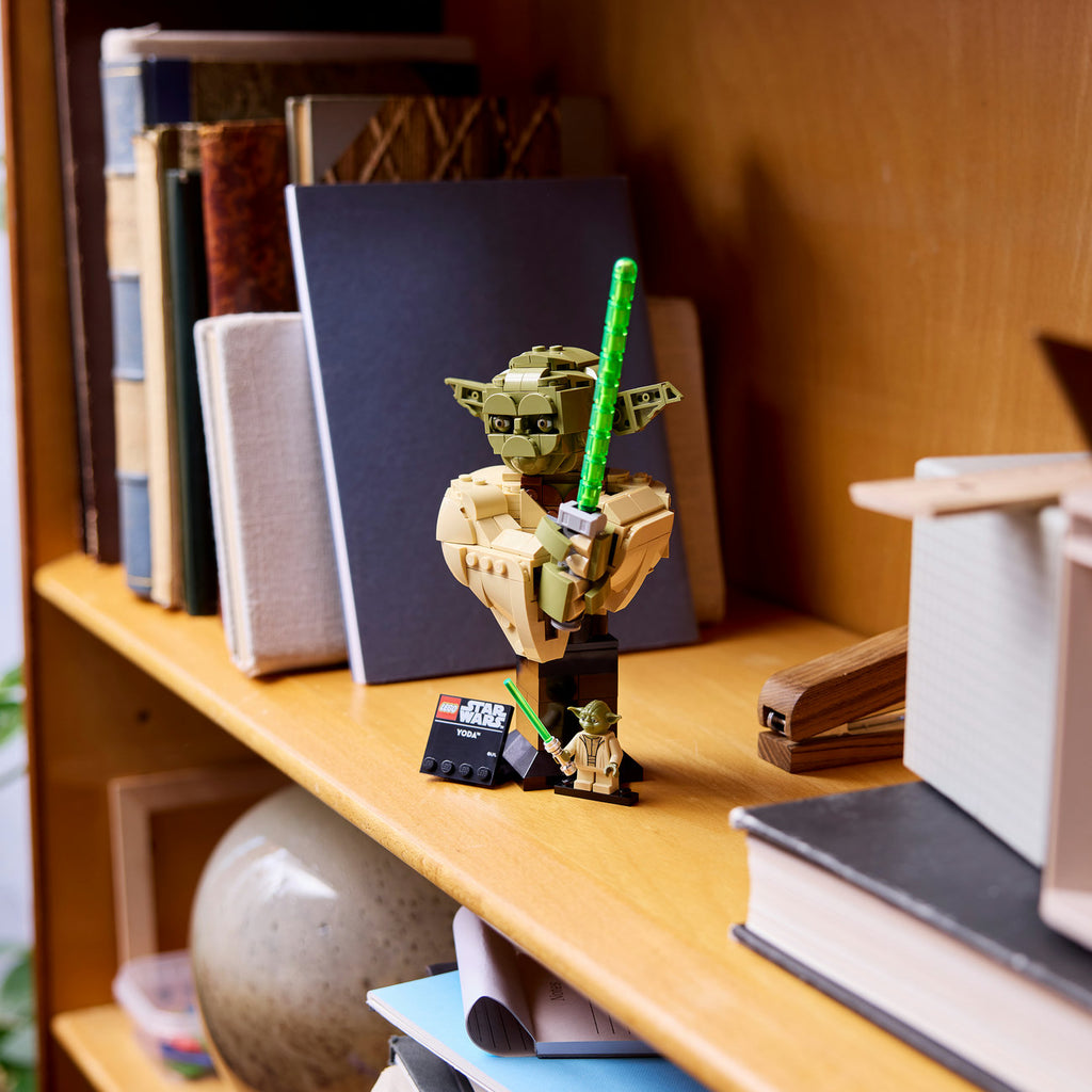 LEGO Star Wars Buste de Yoda 75438 Set de Construction pour Adultes avec Accessoire de Présentation de Sabre Laser (399 Pièces)