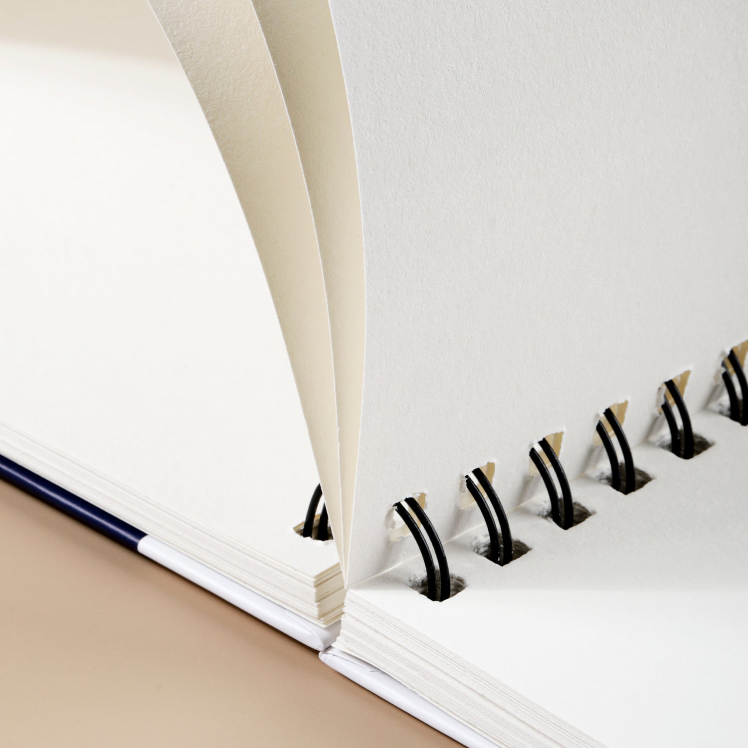 Deli Finenolo Carnet de croquis A4 avec reliure à fil supérieur - 60 feuilles blanches