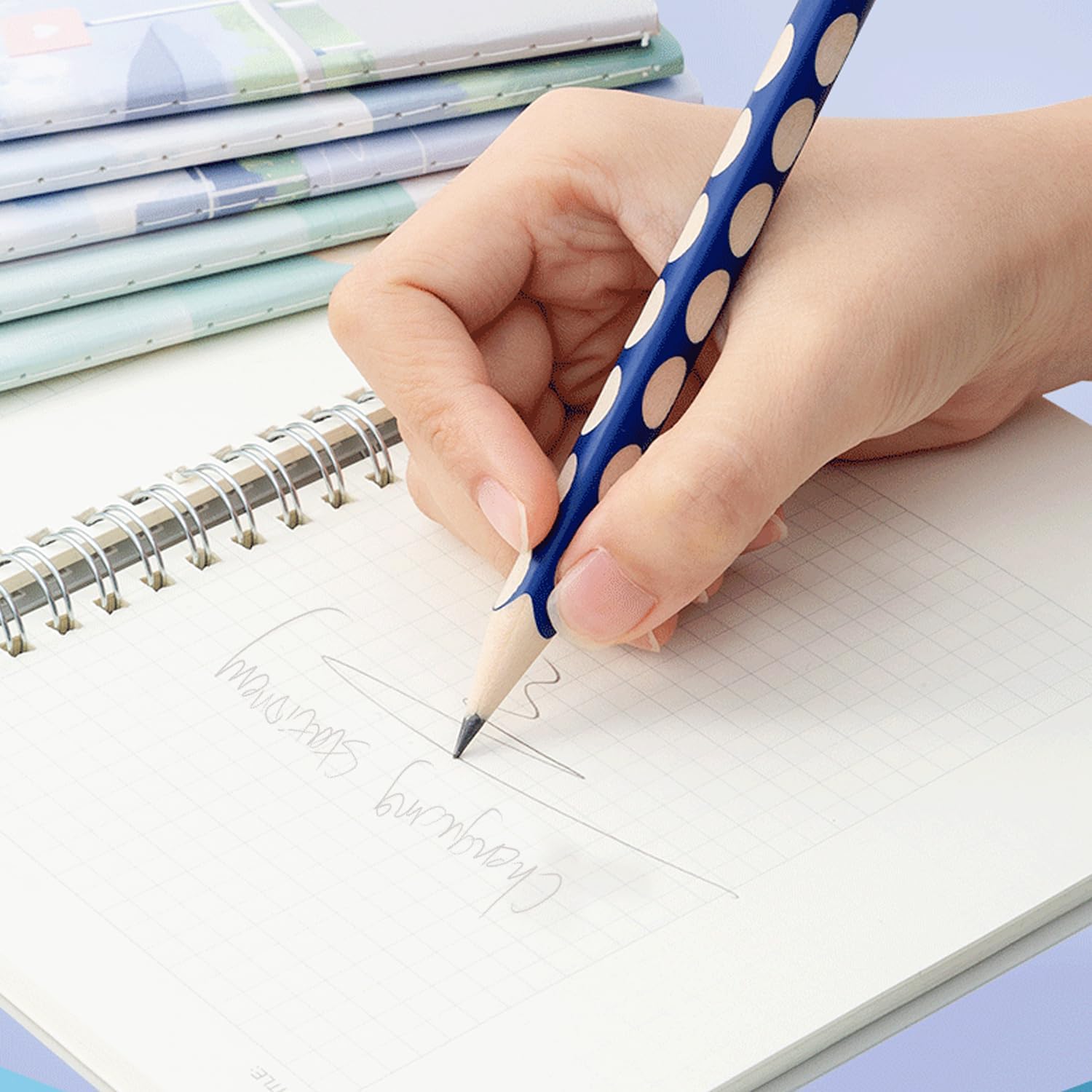 M&G Crayons HB pour enfants, lot de 12 crayons graphite en bois à prise triangulaire, crayons scolaires prétaillés pour écrire, dessiner et faire des croquis