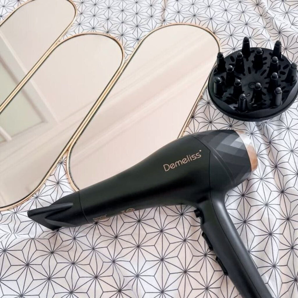 Demeliss Saint Algue Série Professionnelle Salon 2200 Sèche-cheveux - Ionique Tourmaline - Anti-frisottis - 2 vitesses, 3 températures - Moteur AC puissant - Diffuseur + Concentrateur - Noir