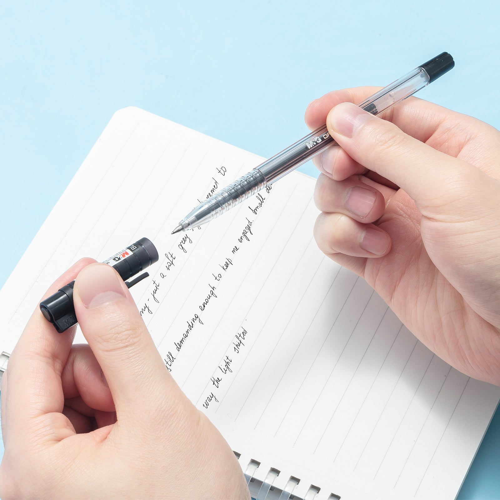M&G Stylos gel Office G Lot de 50 Encre noire Pointe fine 0,5 mm Séchage rapide Écriture fluide Avec grip antidérapant doux et capuchon Pour bureau et école