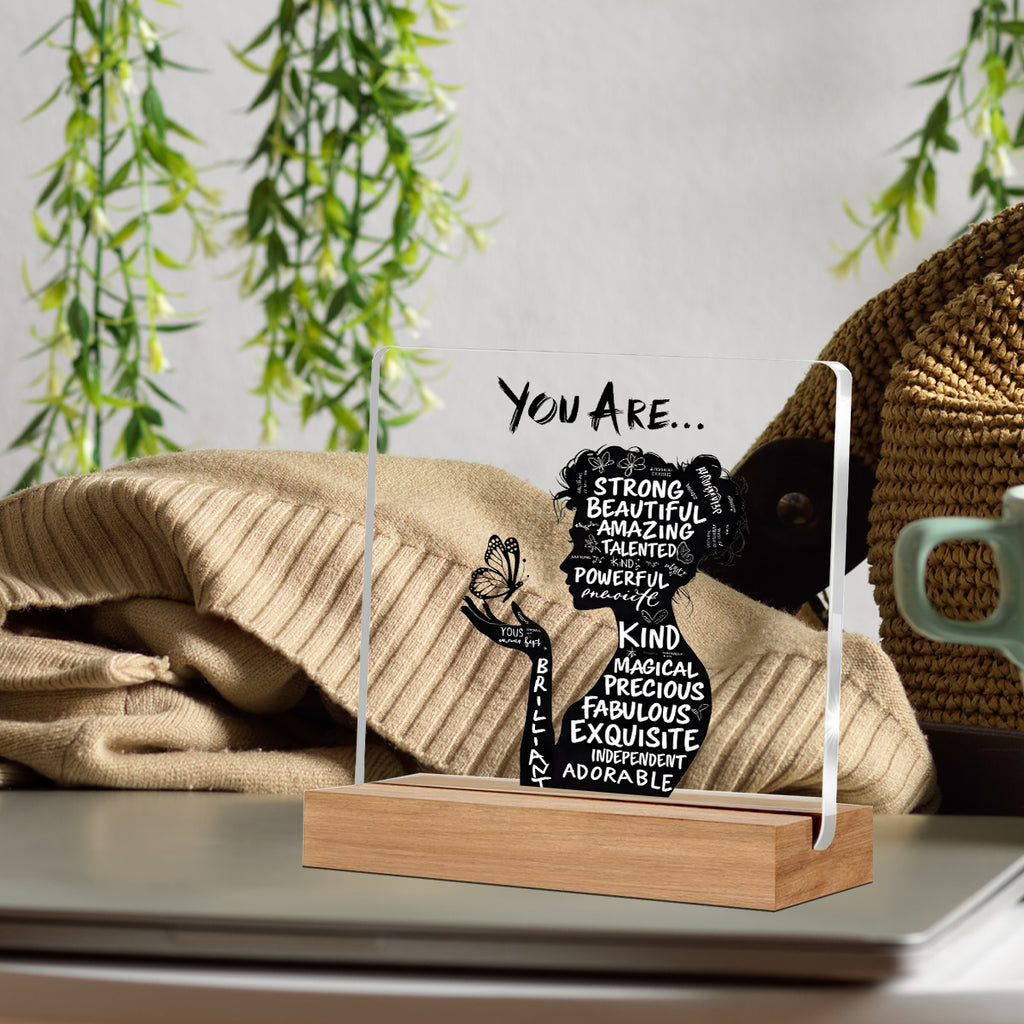 Alphynix 1 pc "YOU ARE..." plaque en acrylique, support sur socle en bois avec silhouette féminine portant un papillon, rempli d'affirmations positives (STRONG, BEAUTIFUL, MAGICAL)