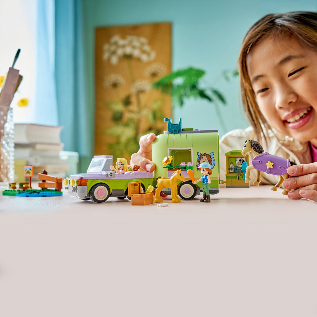 LEGO Friends 42695 La remorque du cheval et du poulain