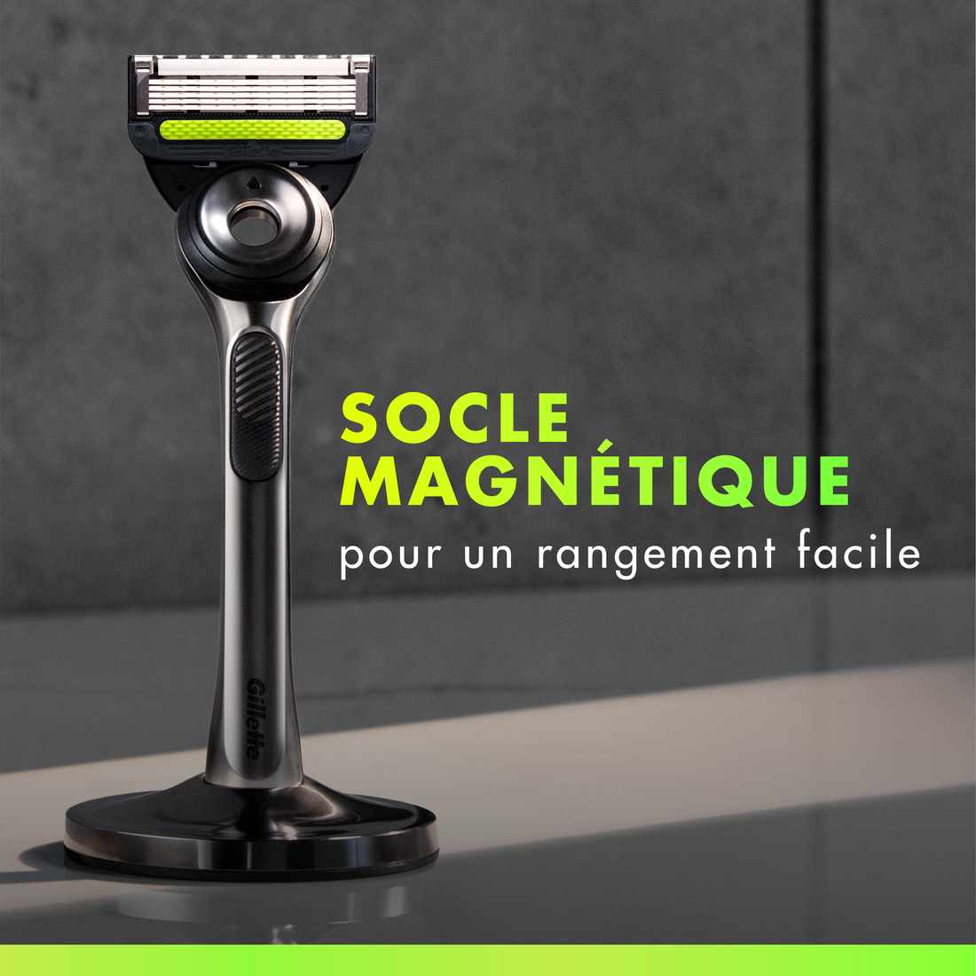 Gillette Labs Rasoir Homme, avec 1 Recharge, Noir | Manche Réutilisable en Métal, Cartouche de Rechange à Lames Affutées, Tête Flexible, Rasage Efficace, Socle Magnétique