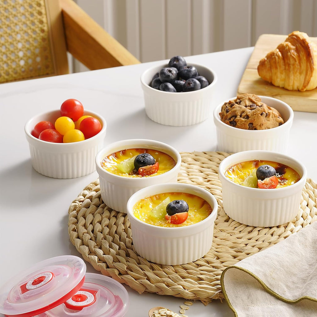 Dafuceramic Lot de 6 ramequins en porcelaine blanche 8 oz avec couvercles en plastique à cadran de date, Compatibles four, micro-ondes, lave-vaisselle et congélateur