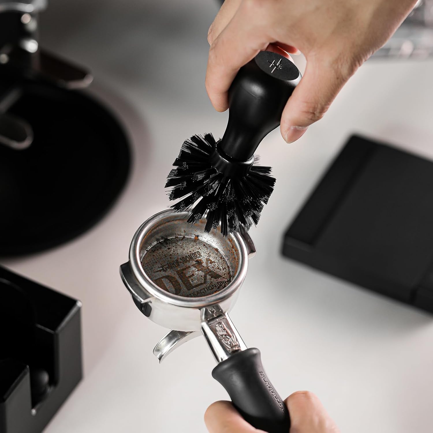 MHW-3BOMBER Brosse de nettoyage de porte-filtre à café 58 mm, brosse pour machine à espresso en ABS spécialement pour porte-filtre de 58 mm