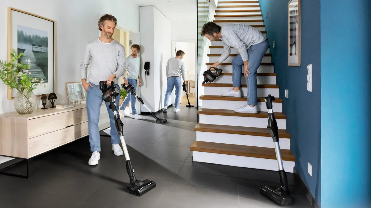 Bosch Bosch BSS715FRSH aspirateur balai et balai électrique Aspirateur-balai 2 en 1 Batterie Sec Sans sac 0,3 L Noir, Argent 5 Ah