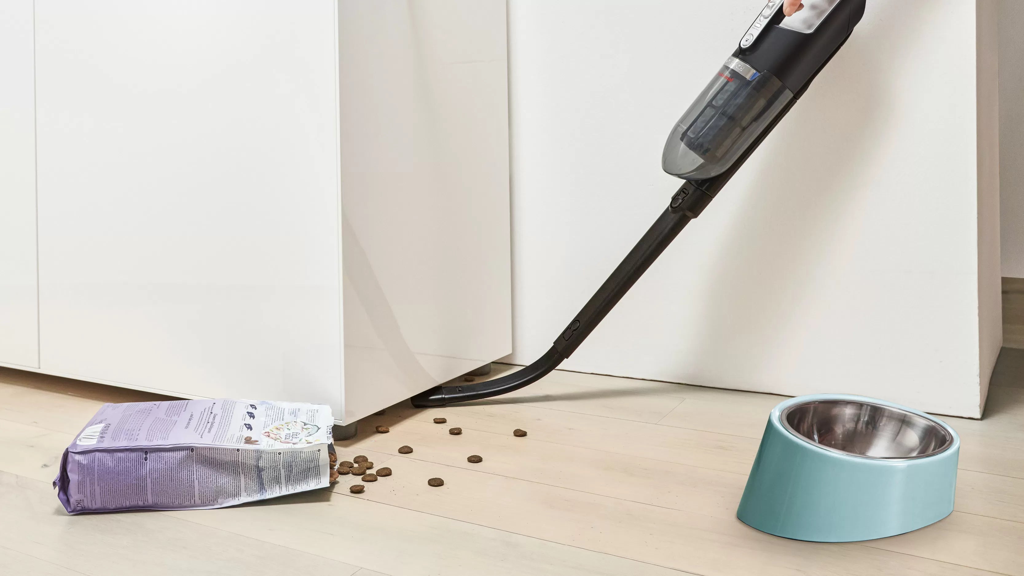 Bosch Bosch Serie 4 BBH3ZOO28 aspirateur balai et balai électrique Batterie Sec Sans sac 0,4 L Rouge 2,15 Ah