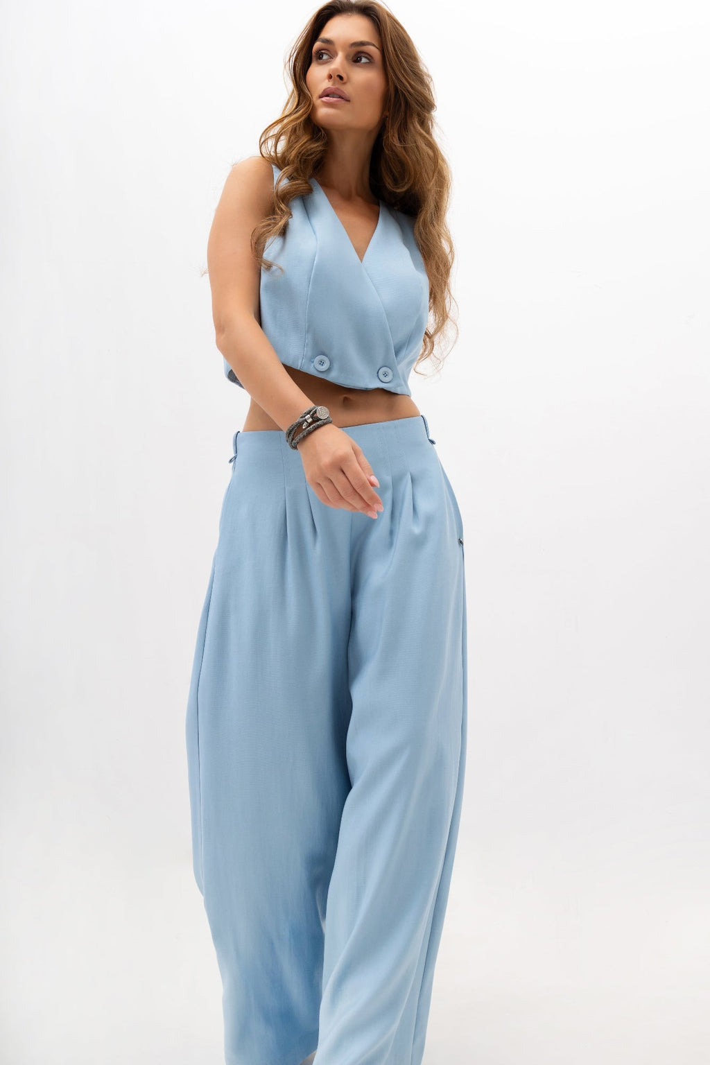 Une veste courte à double boutonnage