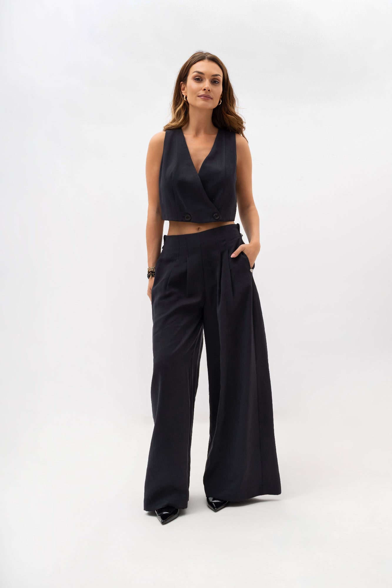 Une veste courte à double boutonnage