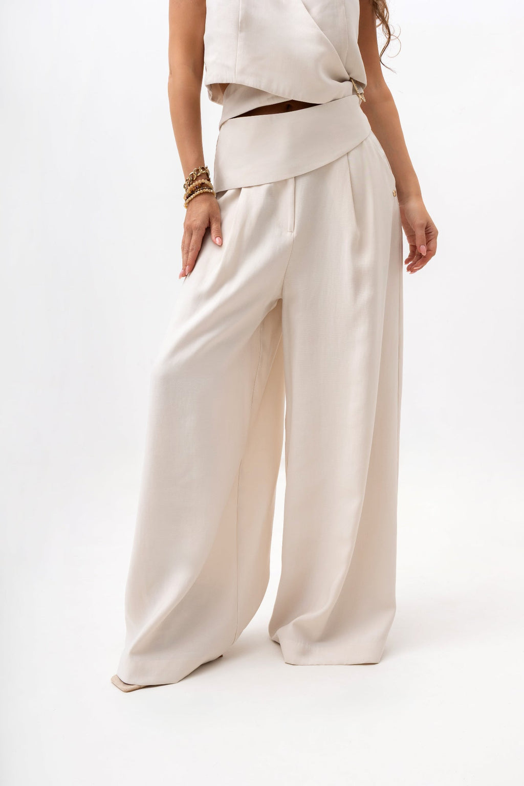 Pantalon pour femme avec une ceinture décorative et des jambes larges