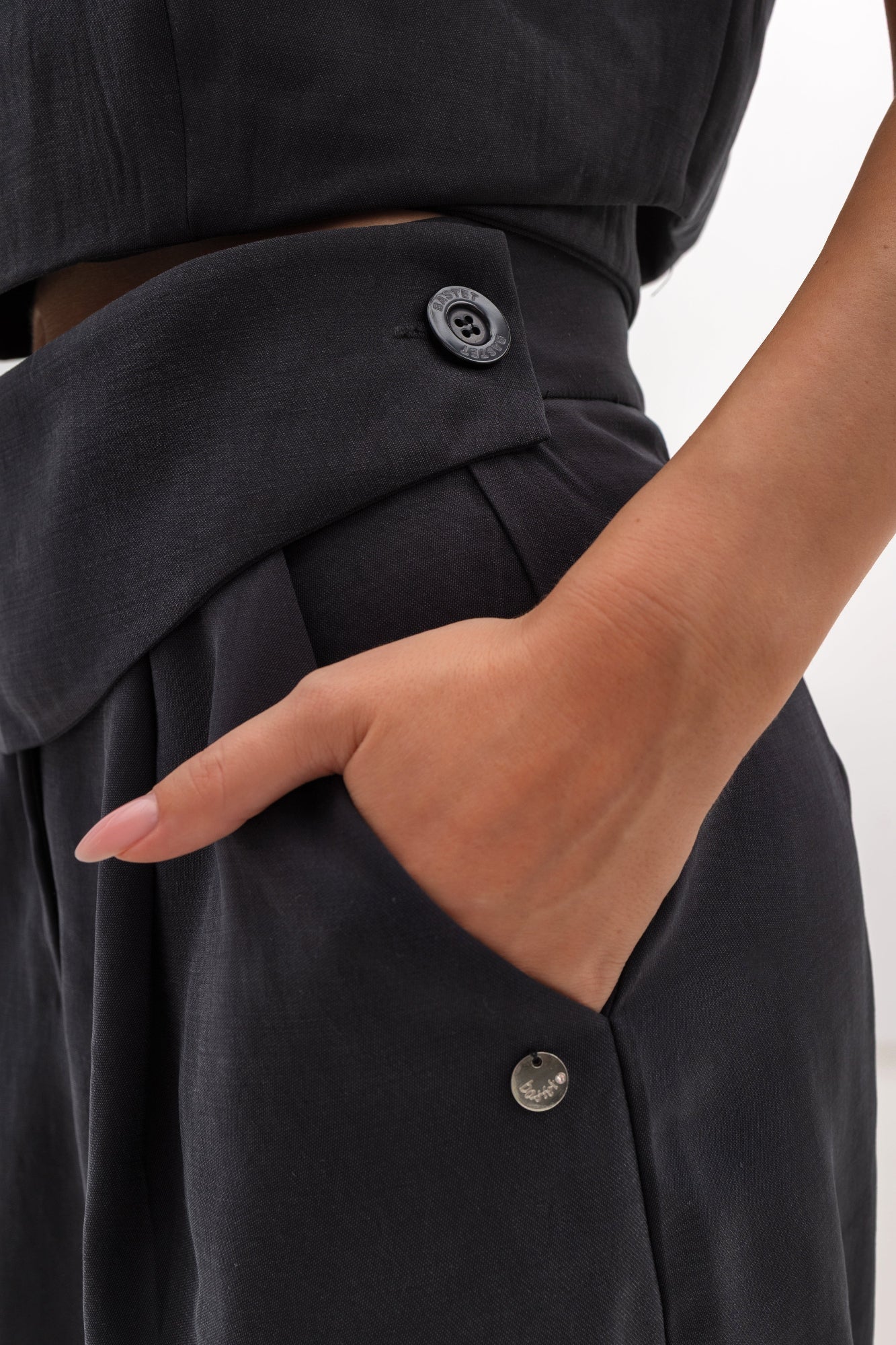 Pantalon pour femme avec une ceinture décorative et des jambes larges