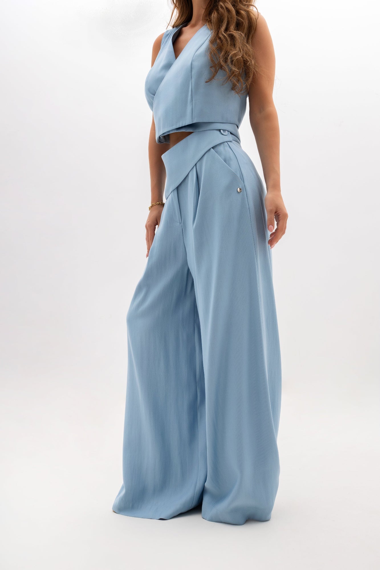 Pantalon pour femme avec une ceinture décorative et des jambes larges