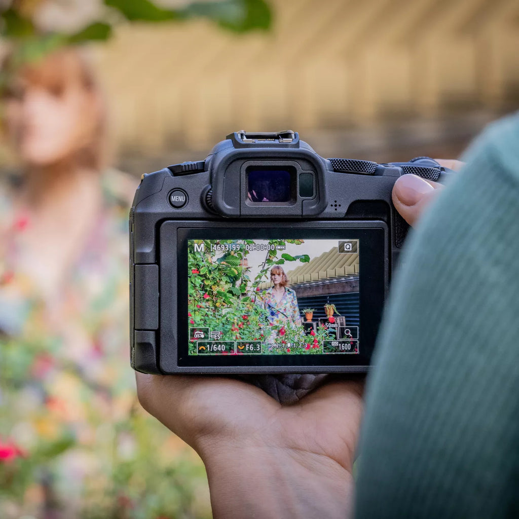 Canon EOS R8 avec Objectif RF 24-105mm F4-7.1 IS STM, Appareil Photo Hybride 24,2 MP CMOS, Noir