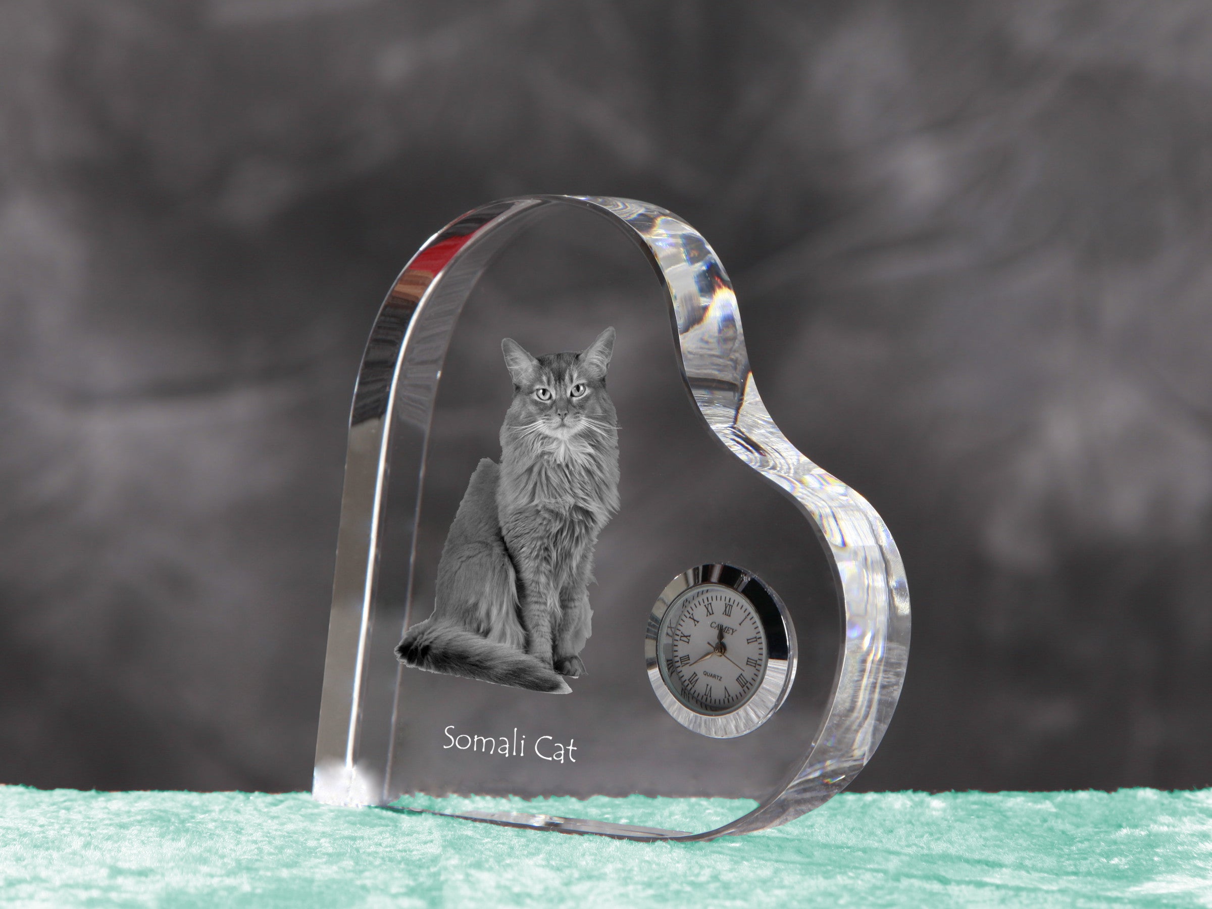 Somali - crystal clock with a picture of a cat, heart-shaped shelf clock, personalized standing clock by Art-Dog brand