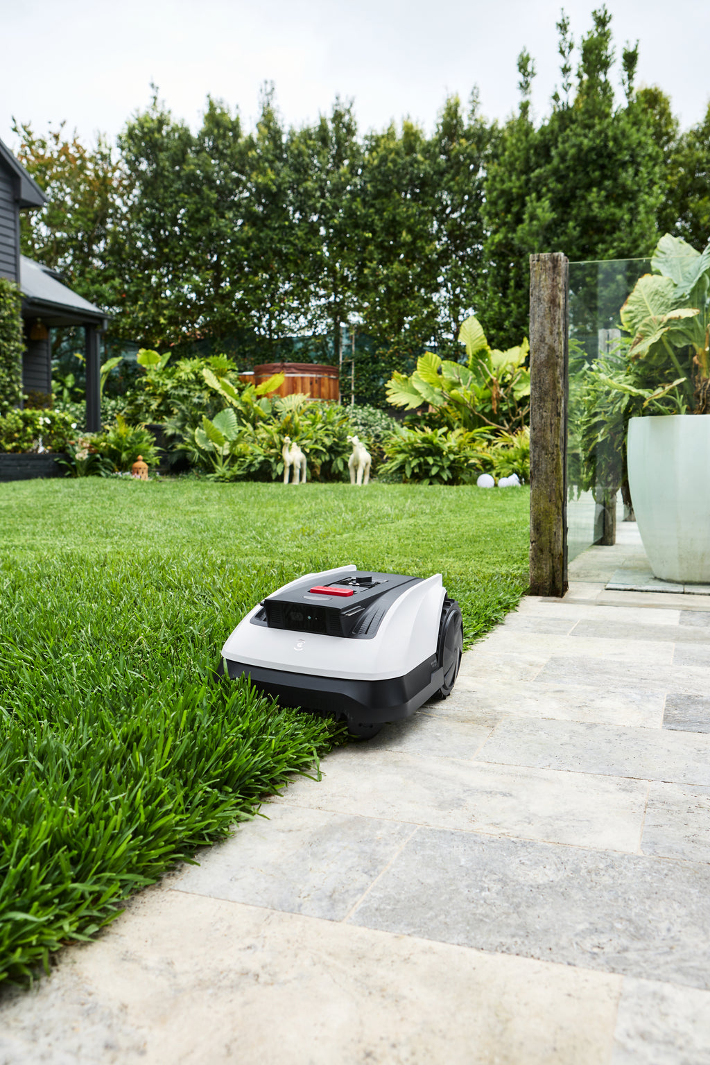 Ecovacs GOAT O800 RTK Tondeuse à gazon robot Batterie Noir, Blanc