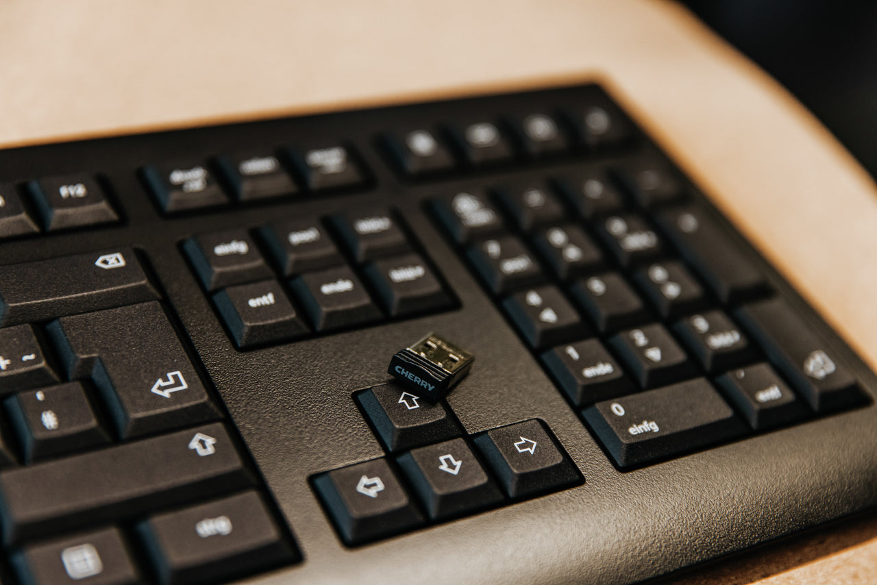 CHERRY KW 3000 clavier Universel RF sans fil QWERTY Portuguais Noir