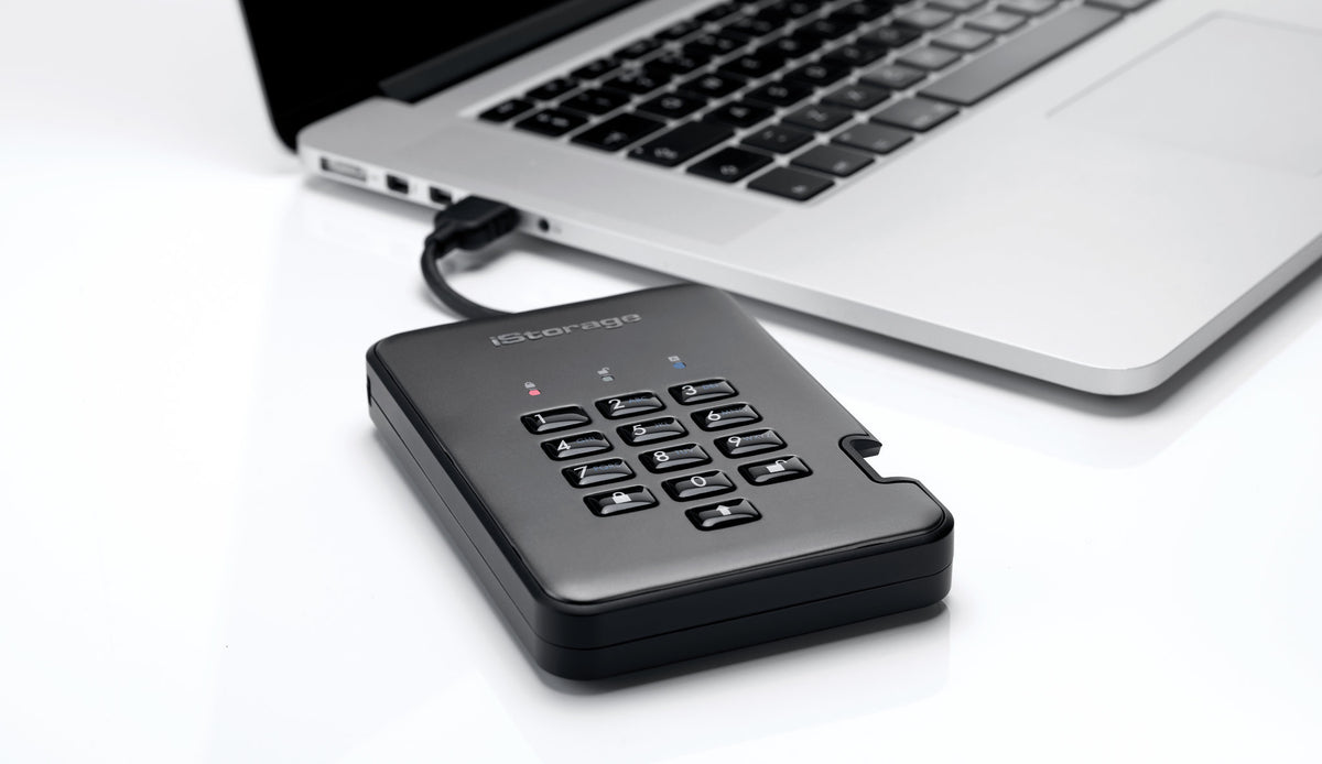 iStorage diskAshur PRO2 256-bit 8TB USB 3.2 secure encrypted solid-state drive IS-DAP2-256-SSD-8000-C-G - vue 6