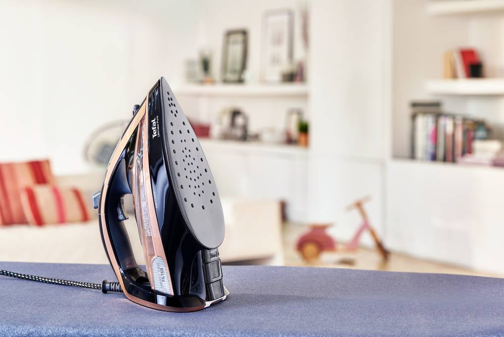 Tefal FV9865E0 fer à repasser Fer à repasser à sec ou à vapeur Semelle Durilium autonettoyante 3000 W Noir, Or