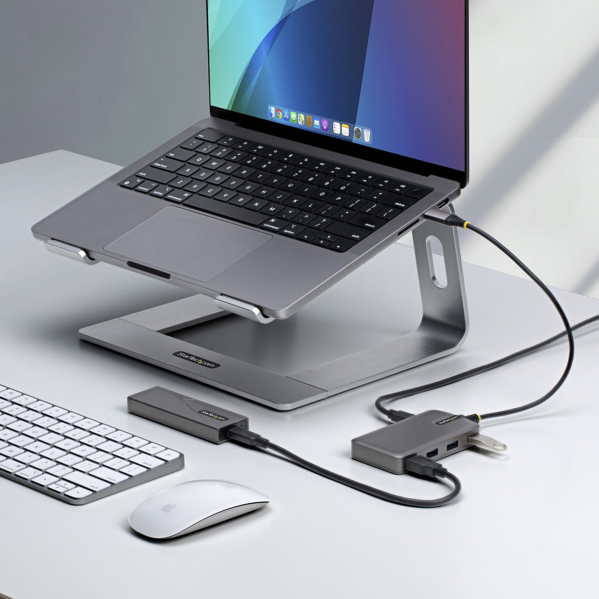 StarTech.com Hub USB-C vers 4 Ports USB-A, 5 Gbps, Alimenté par Bus avec Entrée d'Alimentation Auxiliaire, Câble 30 cm