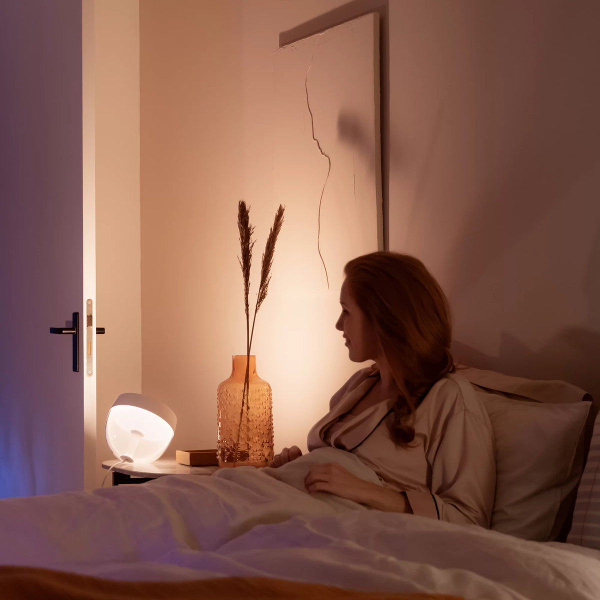 Philips Hue White and Color ambiance Lampe à poser Iris - vue 4