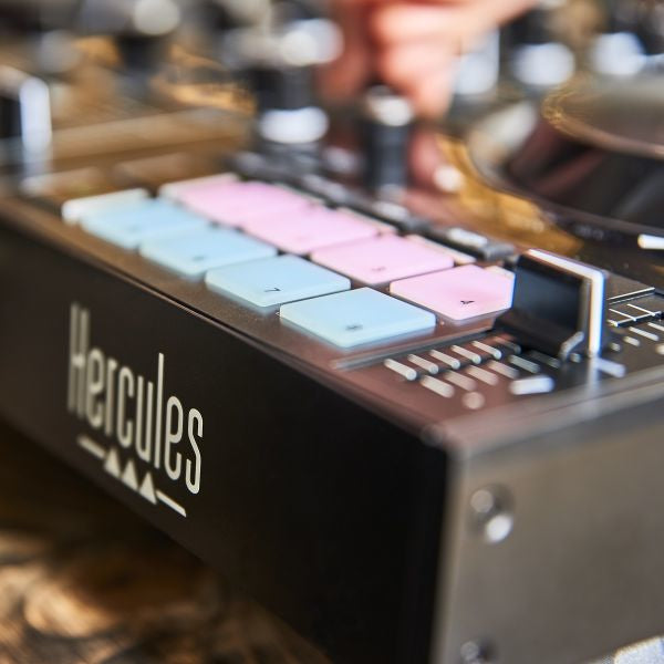 Hercules DJControl Inpulse 500 – Contrôleur DJ USB 2 voies pour Serato DJ Lite et DJUCED (inclus) - Interface audio inté