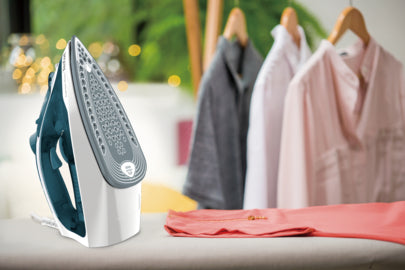 Tefal FV2839 Fer à repasser à sec ou à vapeur Semelle en cérilium 2400 W Bleu, Blanc