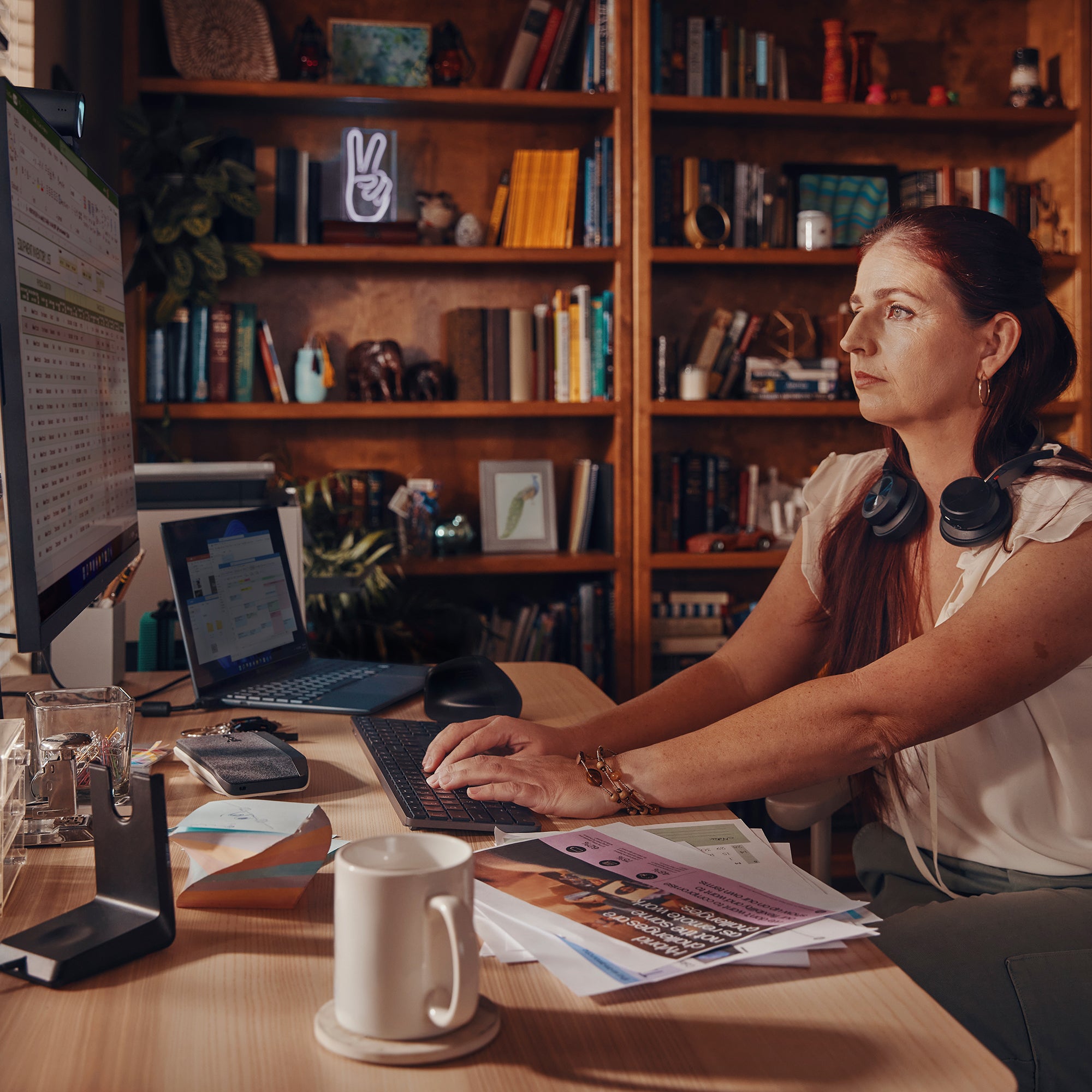 HP Poly Micro-casque Poly Voyager Focus 2 USB-C-C certifié Microsoft Teams + adaptateur USB-C/A +base de chargement