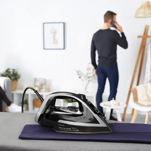 Tefal Puregliss FV8062E0 Fer à Repasser à Sec ou à Vapeur, Semelle Durilium AirGlide Autoclean, 3000 W, Noir et Gris